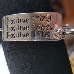 Bracelet positive message.